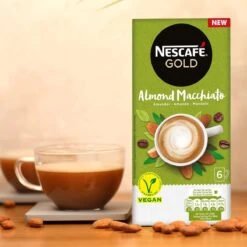 Nescafé Gold Almond Macchiato Oploskoffie - 6 Doosjes à 6 Zakjes -Koffie Verkoop Winkel 1200x1200 304